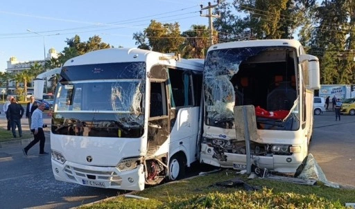 Antalya'da otel çalışanlarını taşıyan servis araçları çarpıştı: 13 yaralı