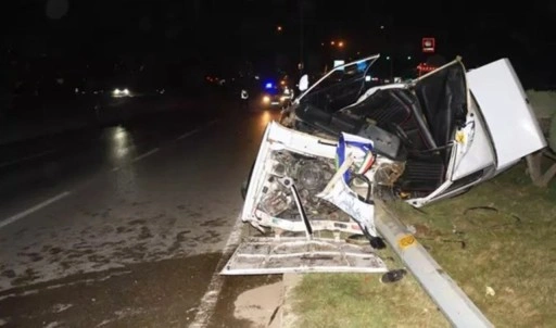 Araçta sıkıştılar! Tokat'ta otomobil elektrik direğine çarptı: Yaralılar var...