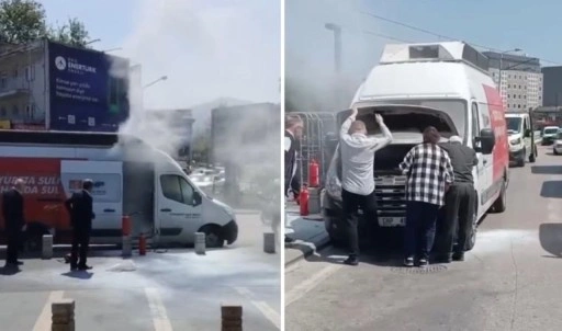 Bursa'da CHP aracı alev aldı: İtfaiye ekipleri yangına müdahale etti