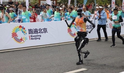 Çin'de insansı robotlar insanlarla birlikte yarıştı