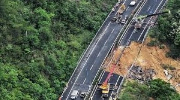 Çin'de otoyol çöktü: En az 48 kişi öldü, 30 yaralı