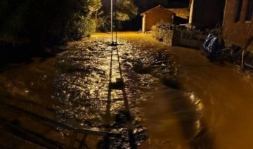 Çorum’u sel vurdu: Sağlık ocağının duvarı yıkıldı, araçlar mahsur kaldı...