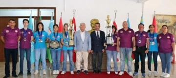 Dışişleri Bakanı Ertuğruloğlu Taekwondo Milli takım sporcu ve eğitmenlerini kabul etti