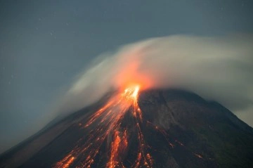 Endonezya'daki Merapi Yanardağı lav ve kül püskürtmeye devam ediyor