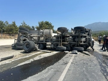 Girne-Değirmenlik ana yolunda beton mikseri devrildi, 1 yaralı