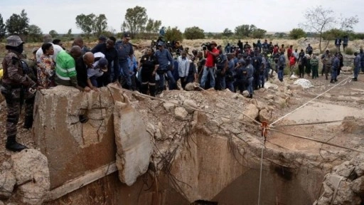 Güney Afrika'da 4 aydır madende direnen 1300 kaçak madenci polise teslim oldu