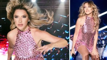 Hadise İzmir konserinde alkış topladı