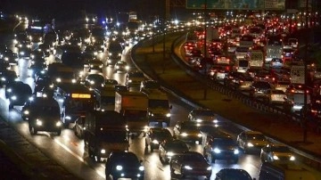 İstanbul’da trafik çilesi. Resmen Kilit. Tramvay, metro, otobüs ve metrobüs tıklım tıklım