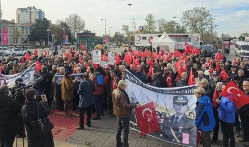 Kadıköy’de avukatlar ve emekli subaylardan teğmenlere destek eylemi