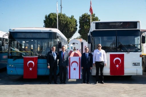 Mersin Belediyesi'nden Gazimağusa Belediyesi'ne 2 otobüs, 1 vakumlu yol süpürme aracı