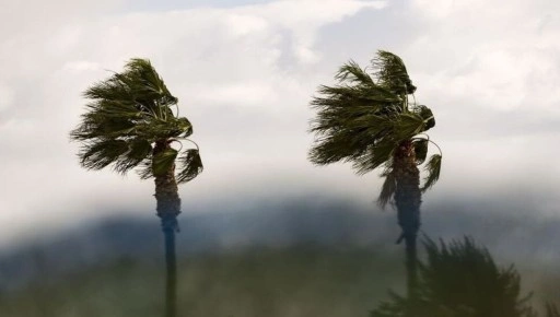 Meteoroloji, kuvvetli fırtınanın sabah saatlerinde etkisini azaltacağını duyurdu