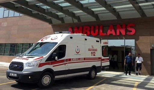 Metrelerce savruldu! Hafif ticari araçla motosiklet çarpıştı: 7 kişi yaralandı