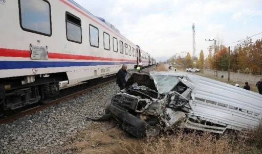 Muş'ta yolcu treni kamyonete çarptı: Ölü ve yaralı var!