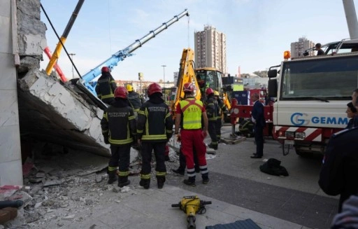 Sırbistan'da tren istasyonunun girişindeki çatı çöktü: 14 ölü