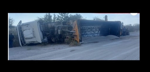 Sürücüler dikkat! Devrilen kamyon nedeniyle yol kapatıldı