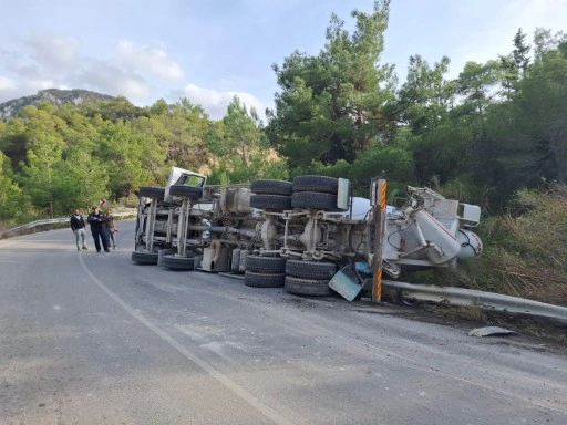 Tatlısu-Geçitkale anayolunda beton mikseri devrildi