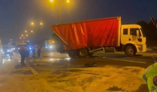 TEM'de trafiği kilitleyen kaza... Yakıt tankeri kamyona çarptı!