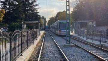 Tramvay ve kaldırım arasında sıkışarak öldü. Korkunç olay Konya'da yaşandı