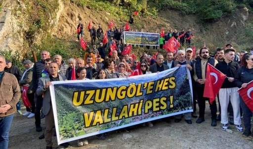 Uzungöl'de yol kapatmalı 'HES' protestosu: 'Uzungöl'e HES, vallahi pes&#039