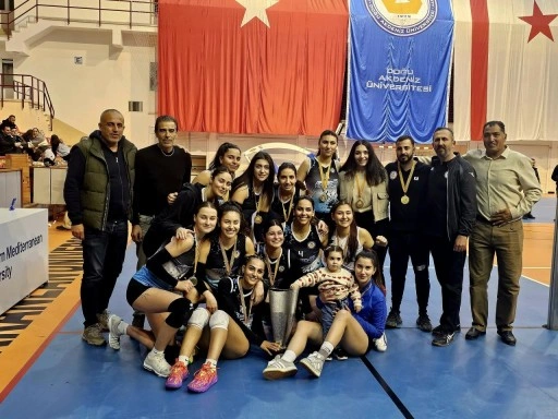 Voleybol Kadınlarda DAÜ şampiyon