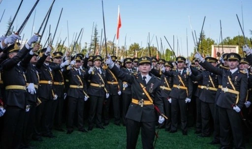 Yandaşlar duyurdu... Teğmenlerin kılıçlı yemini: '3 komutanın da TSK'den ihracı istendi&#0